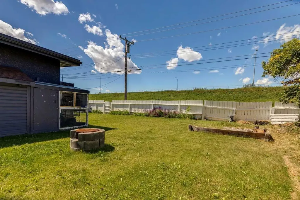 6717 - 6719 Huntsbay Road NW Calgary AB T2K4R2