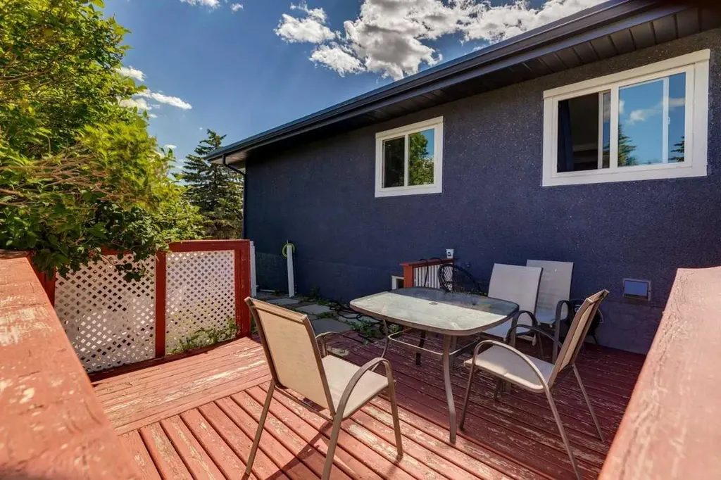6717 - 6719 Huntsbay Road NW Calgary AB T2K4R2