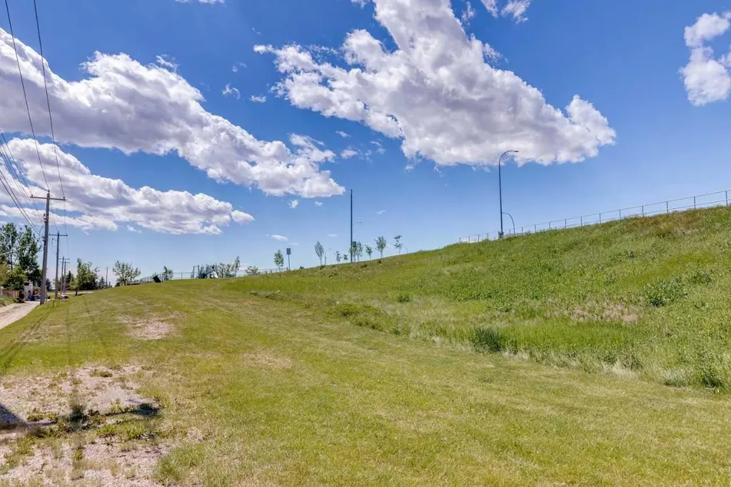6717 - 6719 Huntsbay Road NW Calgary AB T2K4R2