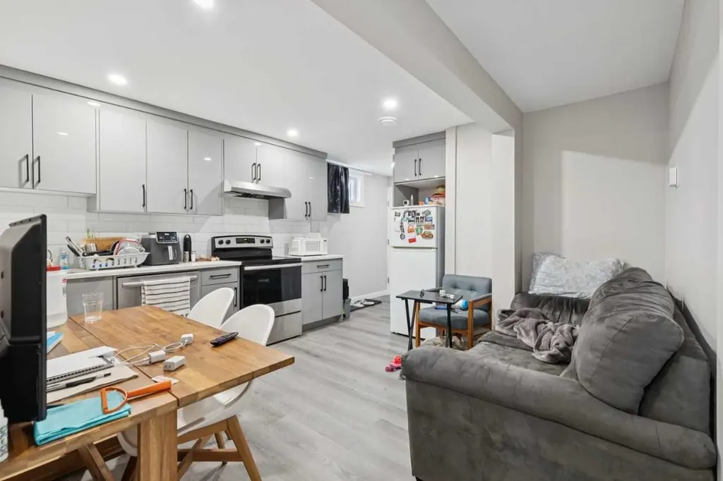 6717 - 6719 Huntsbay Road NW Calgary AB T2K4R2