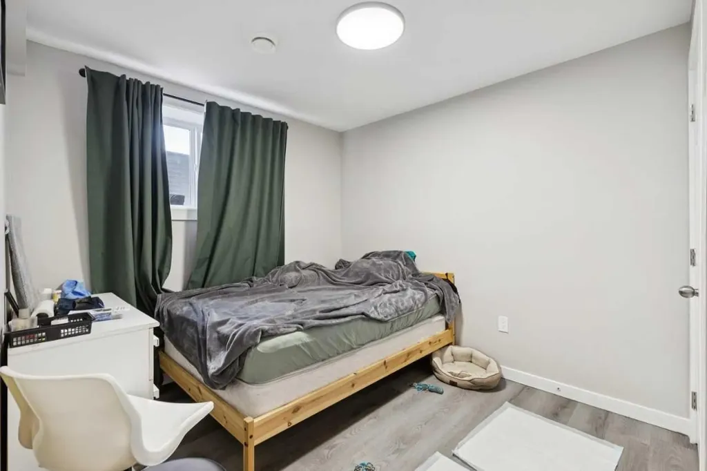 6717 - 6719 Huntsbay Road NW Calgary AB T2K4R2