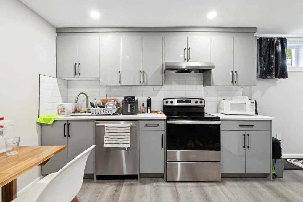 6717 - 6719 Huntsbay Road NW Calgary AB T2K4R2