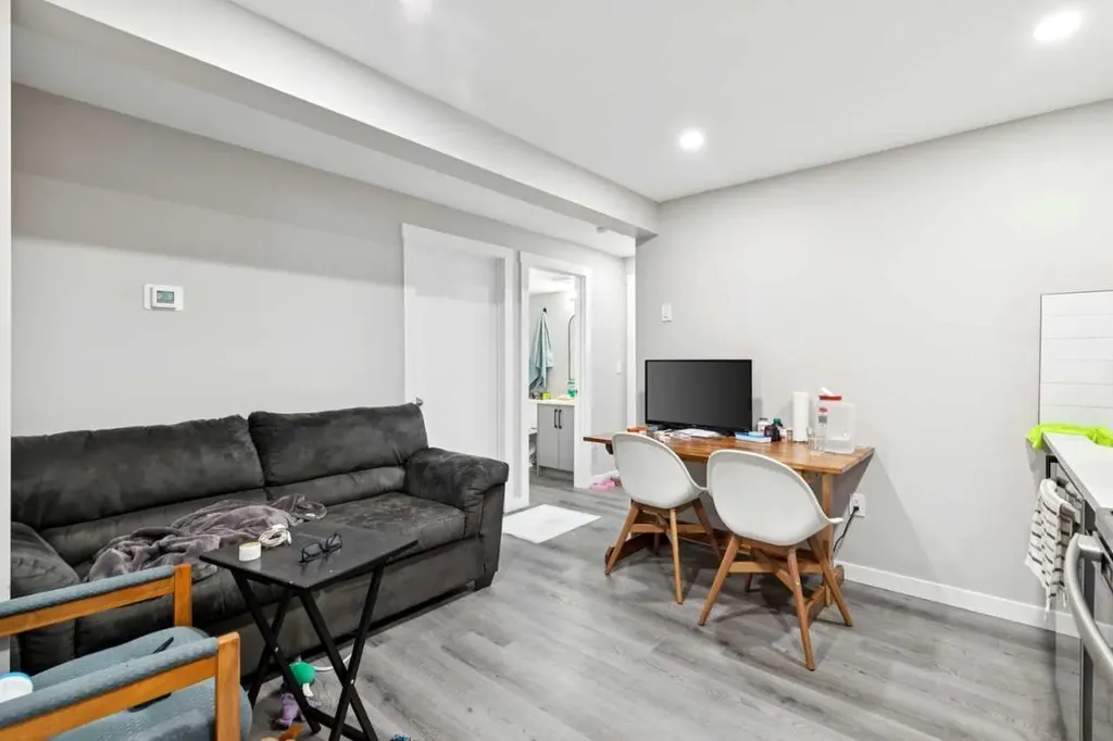 6717 - 6719 Huntsbay Road NW Calgary AB T2K4R2