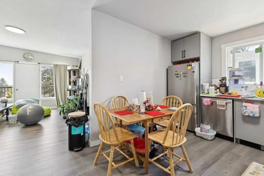 6717 - 6719 Huntsbay Road NW Calgary AB T2K4R2