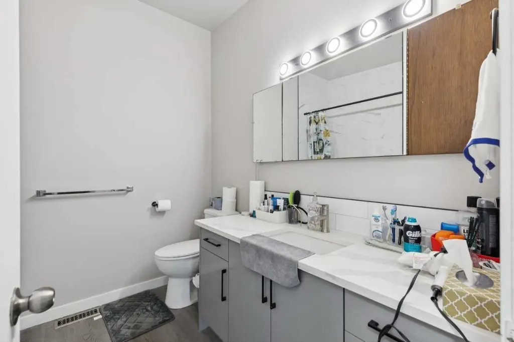 6717 - 6719 Huntsbay Road NW Calgary AB T2K4R2
