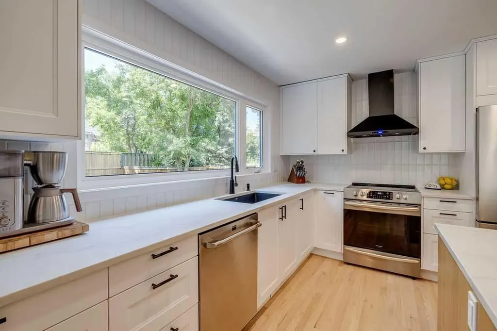 23 Woodgrove Crescent SW Calgary AB t2w3y9