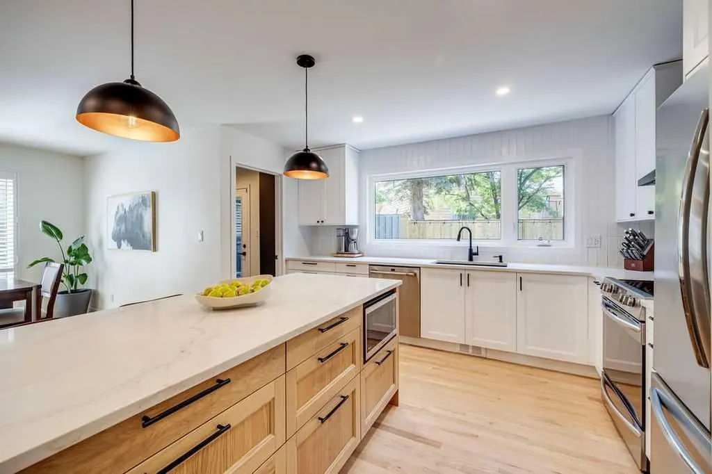 23 Woodgrove Crescent SW Calgary AB t2w3y9