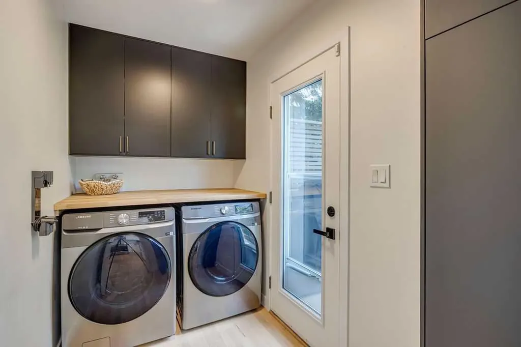 23 Woodgrove Crescent SW Calgary AB t2w3y9