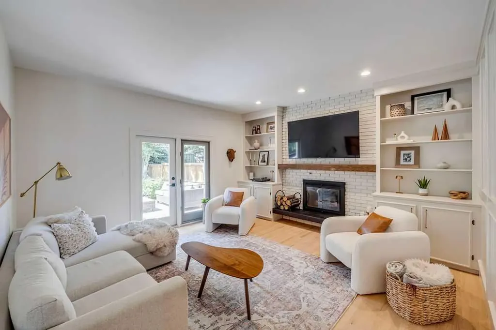 23 Woodgrove Crescent SW Calgary AB t2w3y9