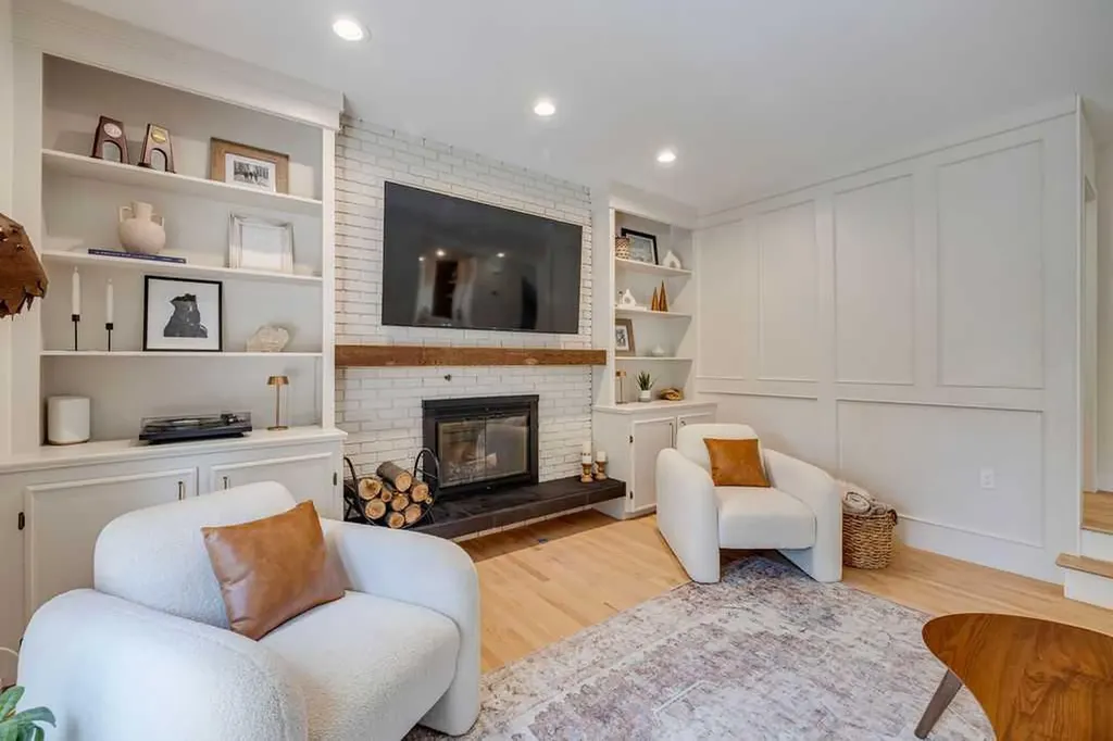 23 Woodgrove Crescent SW Calgary AB t2w3y9