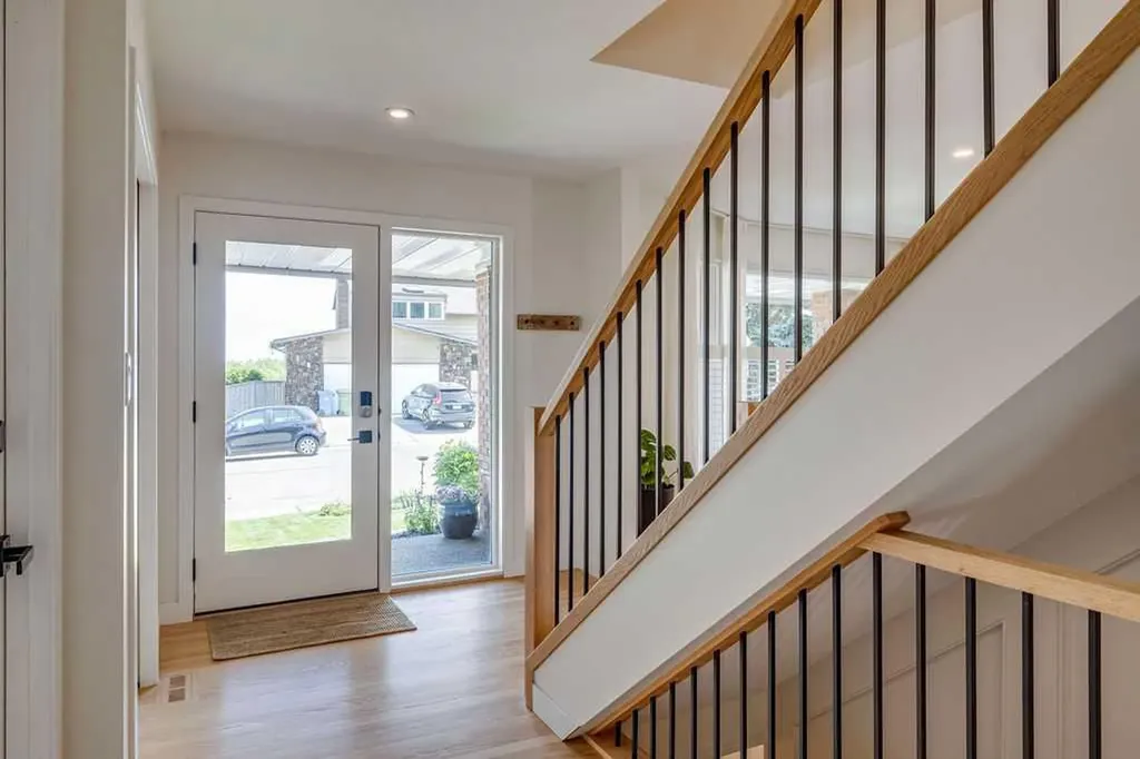 23 Woodgrove Crescent SW Calgary AB t2w3y9
