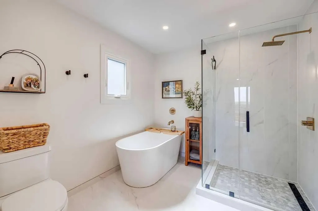 23 Woodgrove Crescent SW Calgary AB t2w3y9