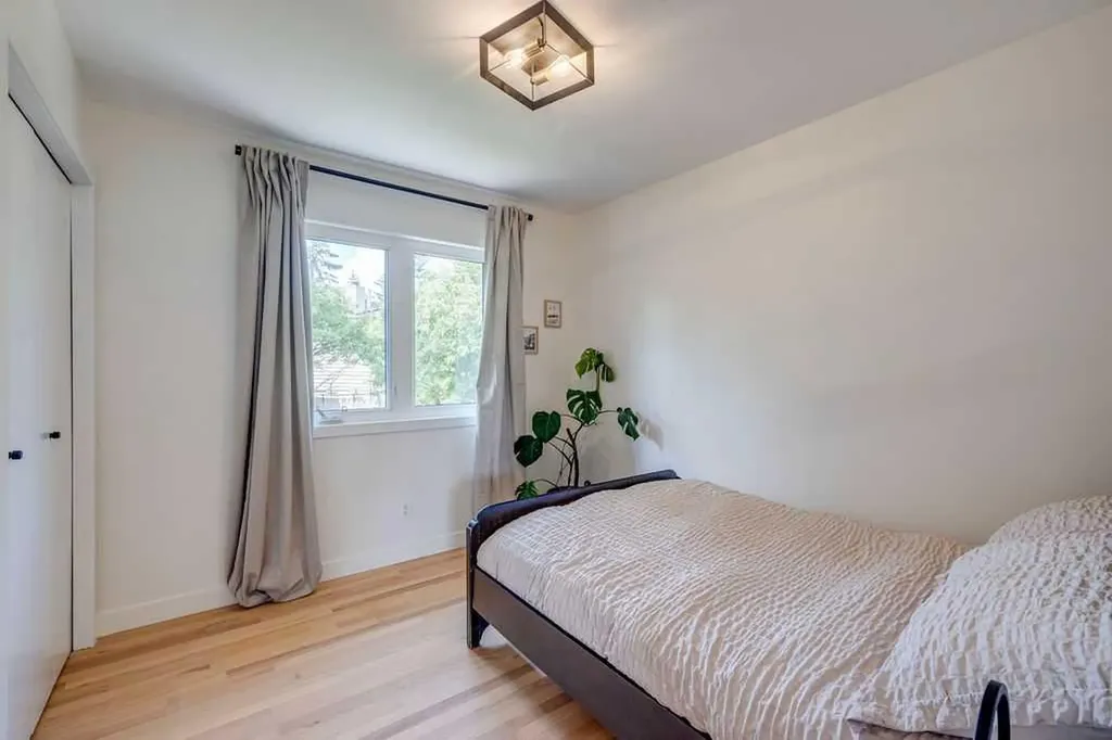 23 Woodgrove Crescent SW Calgary AB t2w3y9