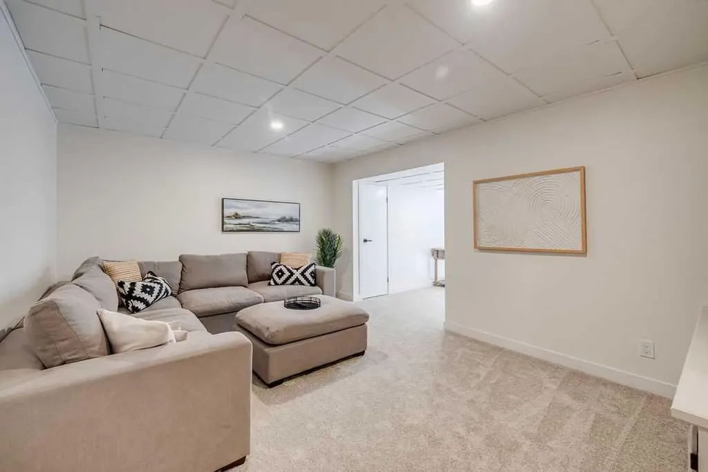 23 Woodgrove Crescent SW Calgary AB t2w3y9