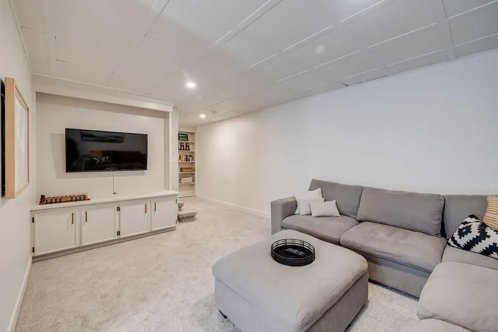 23 Woodgrove Crescent SW Calgary AB t2w3y9