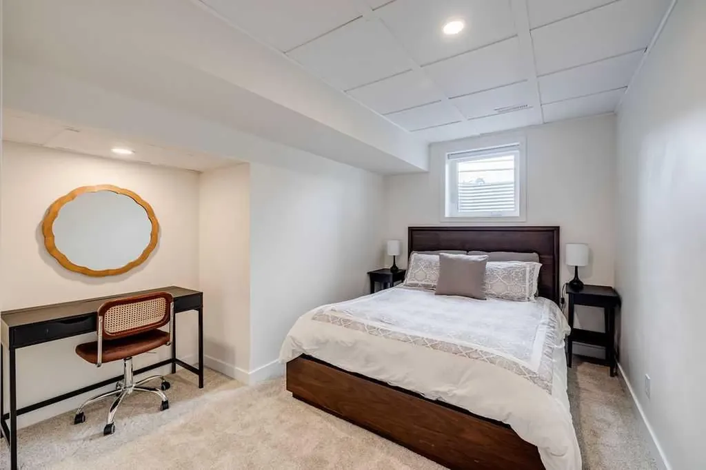 23 Woodgrove Crescent SW Calgary AB t2w3y9