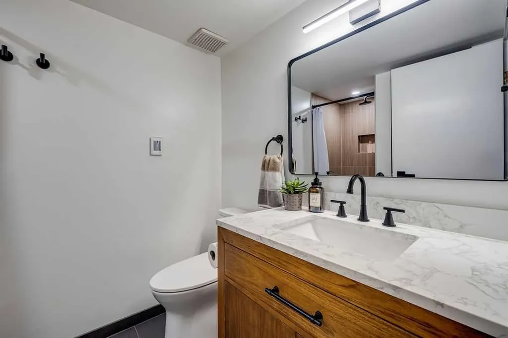 23 Woodgrove Crescent SW Calgary AB t2w3y9