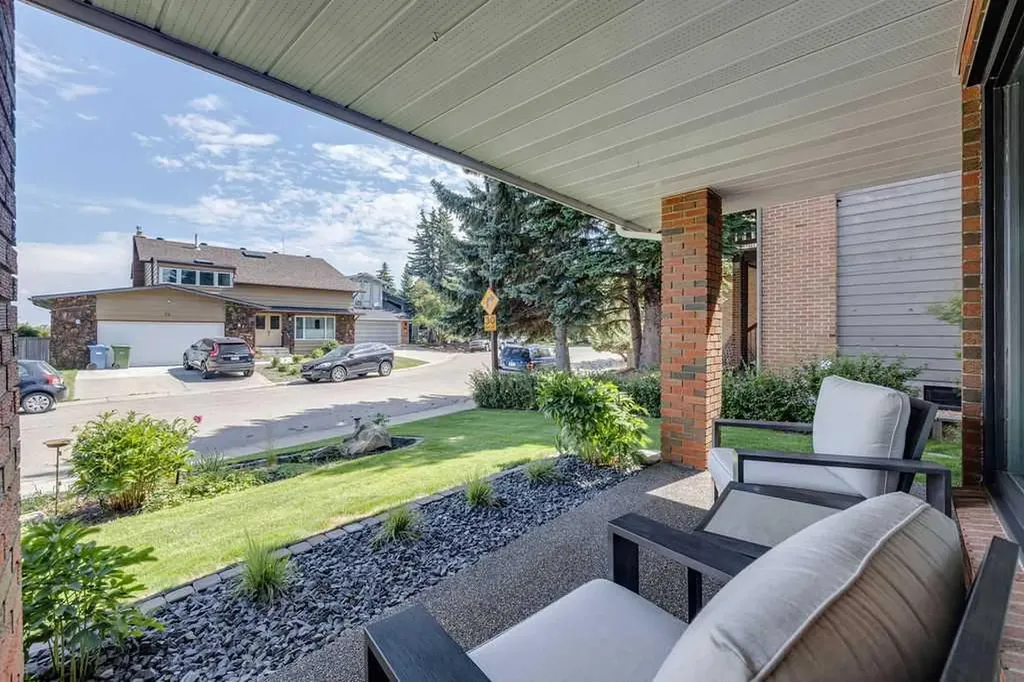 23 Woodgrove Crescent SW Calgary AB t2w3y9