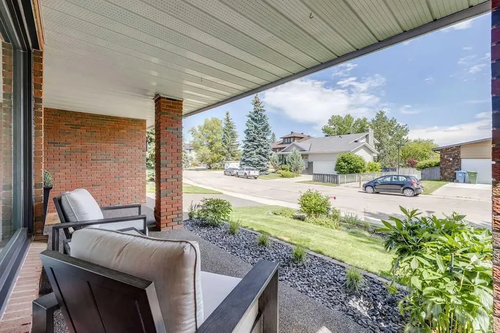 23 Woodgrove Crescent SW Calgary AB t2w3y9