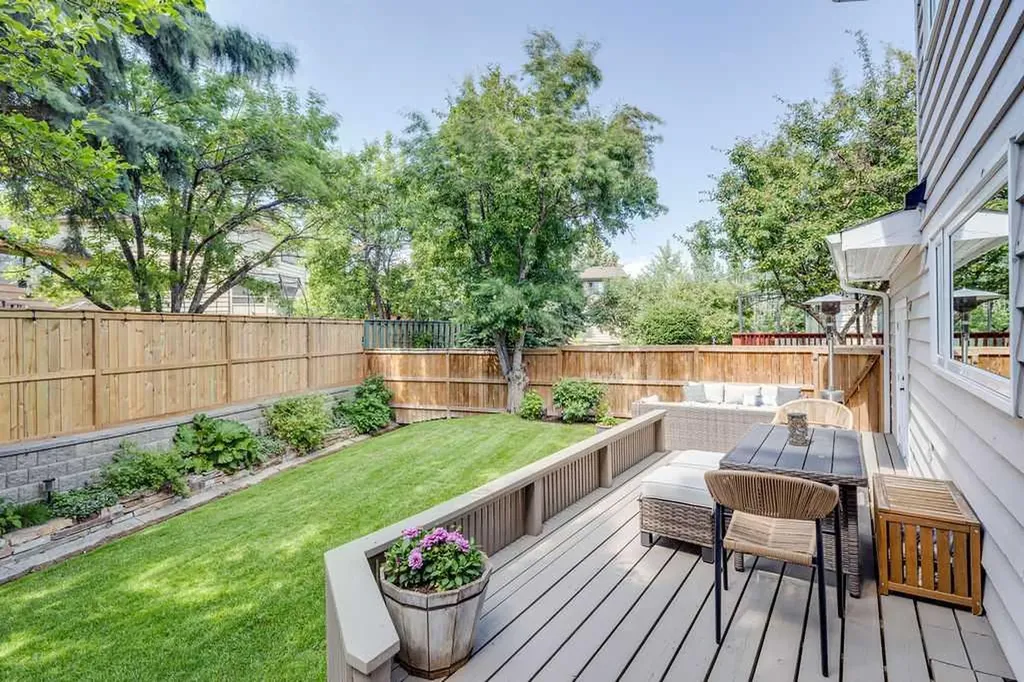 23 Woodgrove Crescent SW Calgary AB t2w3y9