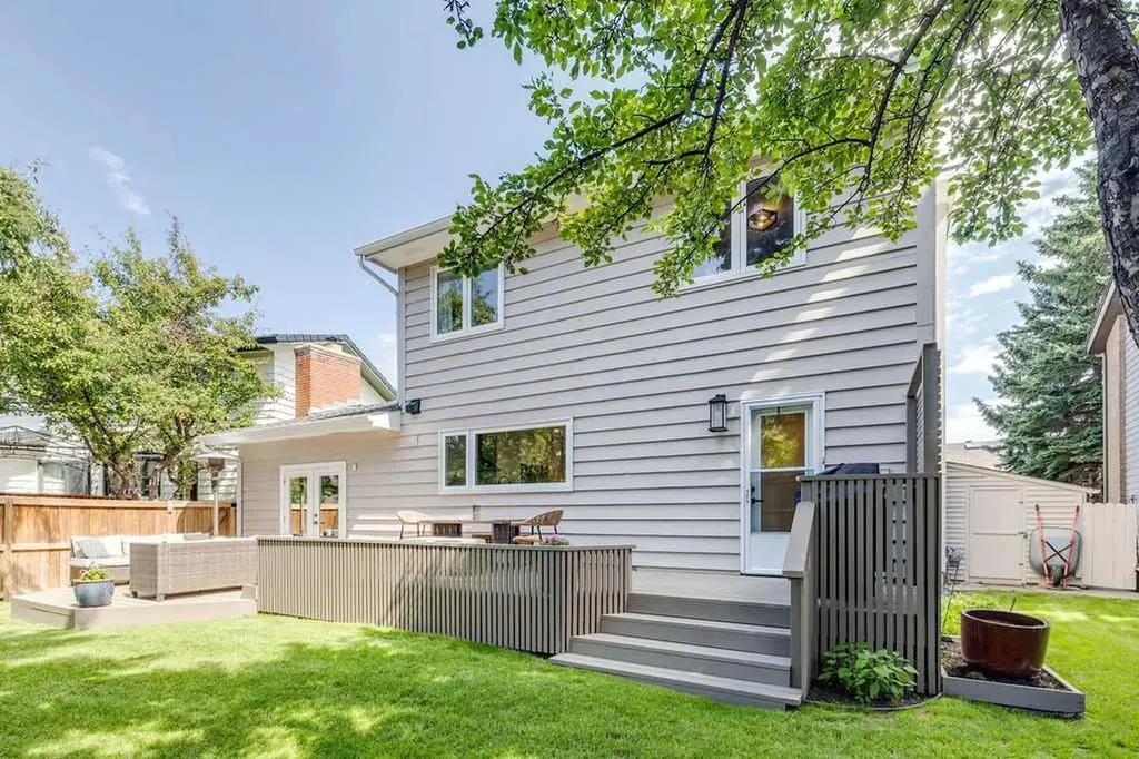 23 Woodgrove Crescent SW Calgary AB t2w3y9