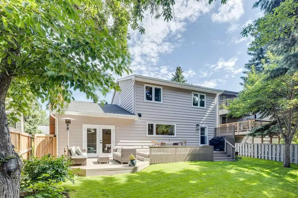 23 Woodgrove Crescent SW Calgary AB t2w3y9