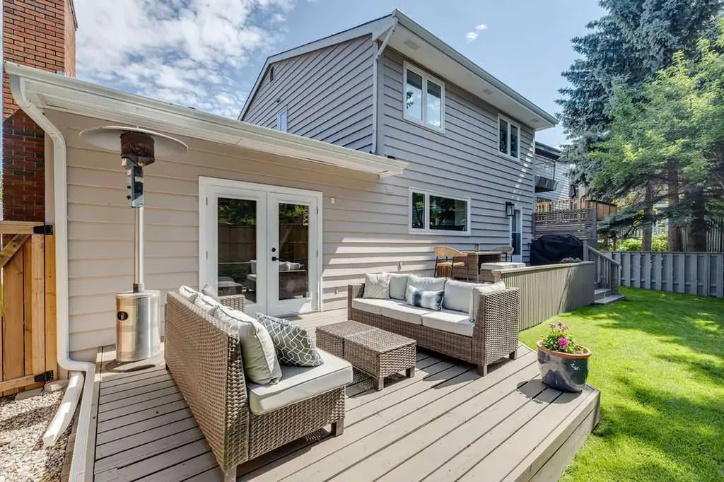 23 Woodgrove Crescent SW Calgary AB t2w3y9