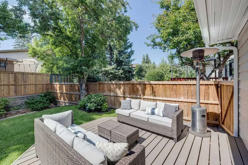 23 Woodgrove Crescent SW Calgary AB t2w3y9