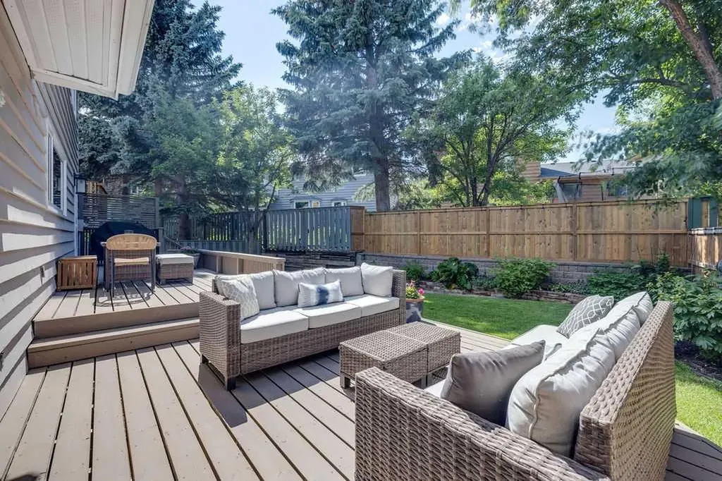 23 Woodgrove Crescent SW Calgary AB t2w3y9