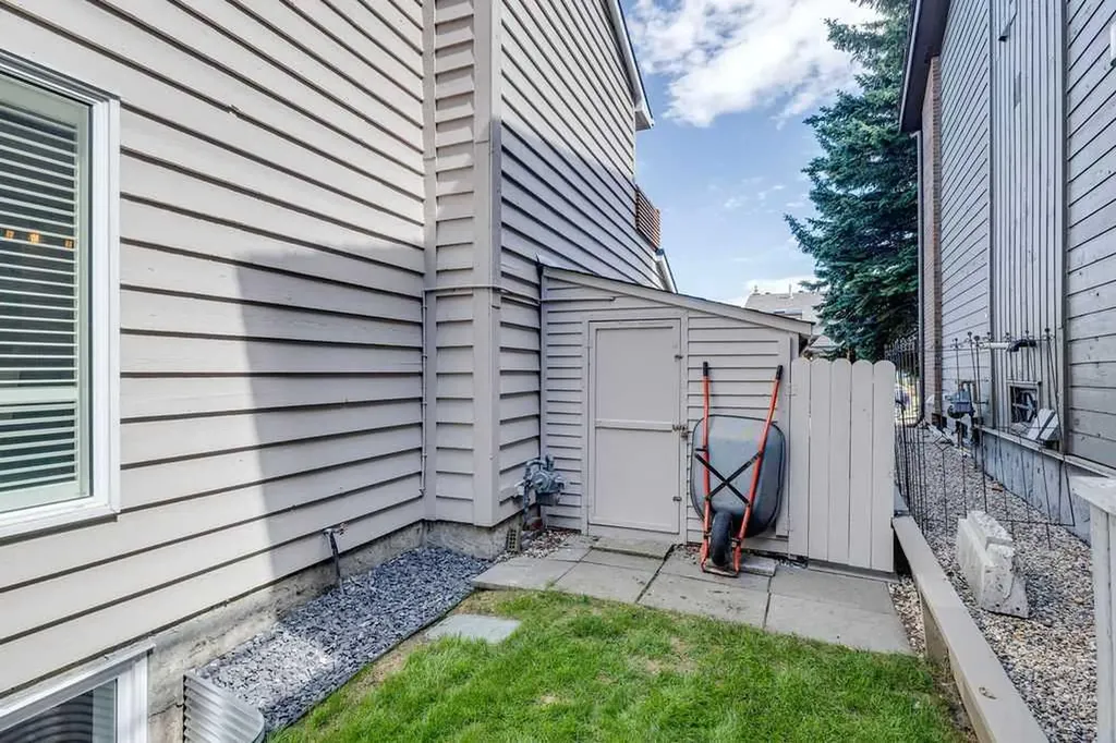 23 Woodgrove Crescent SW Calgary AB t2w3y9