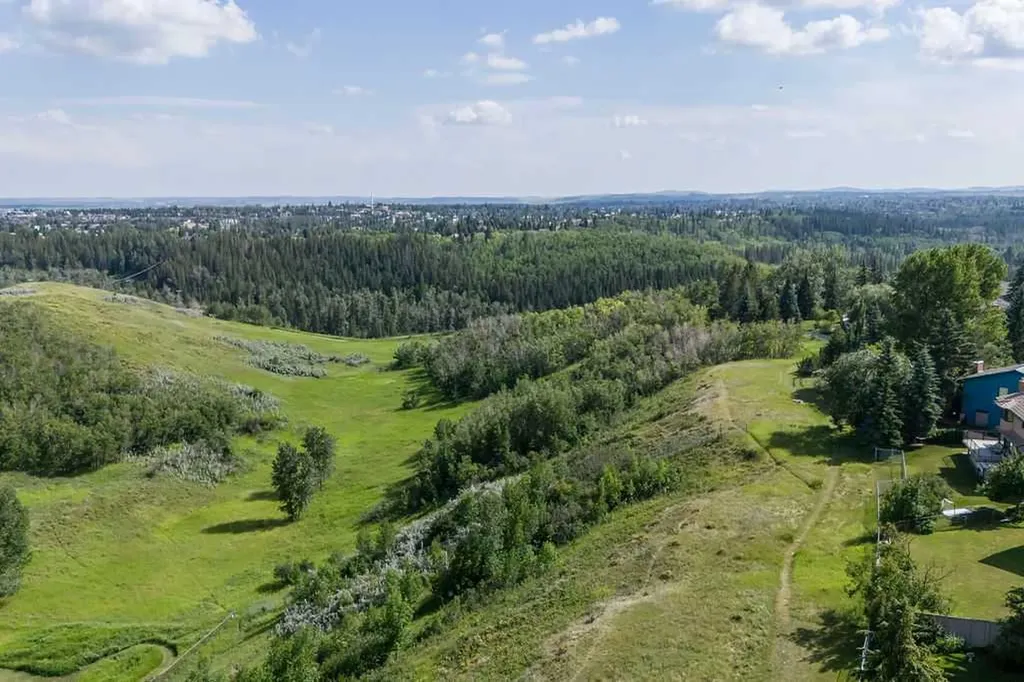 23 Woodgrove Crescent SW Calgary AB t2w3y9
