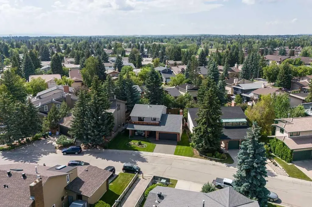 23 Woodgrove Crescent SW Calgary AB t2w3y9