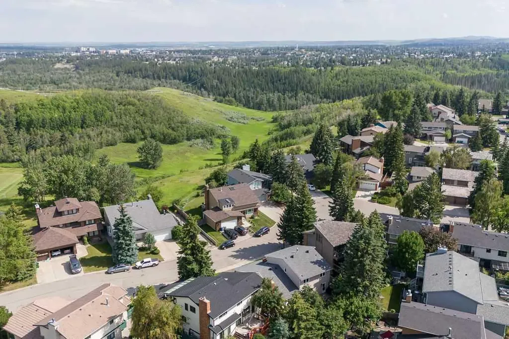 23 Woodgrove Crescent SW Calgary AB t2w3y9