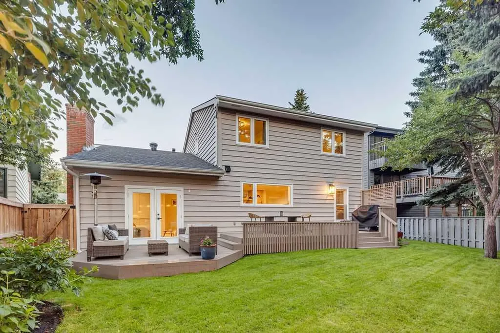 23 Woodgrove Crescent SW Calgary AB t2w3y9