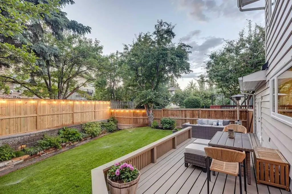 23 Woodgrove Crescent SW Calgary AB t2w3y9