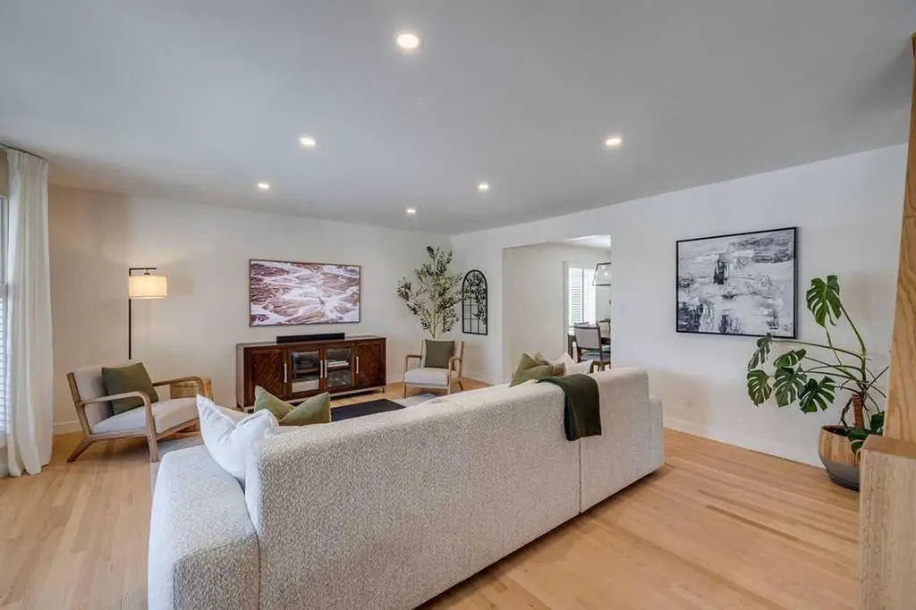 23 Woodgrove Crescent SW Calgary AB t2w3y9