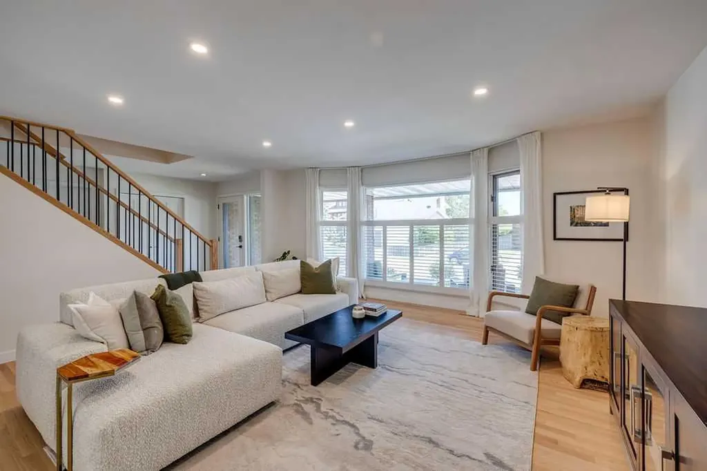 23 Woodgrove Crescent SW Calgary AB t2w3y9