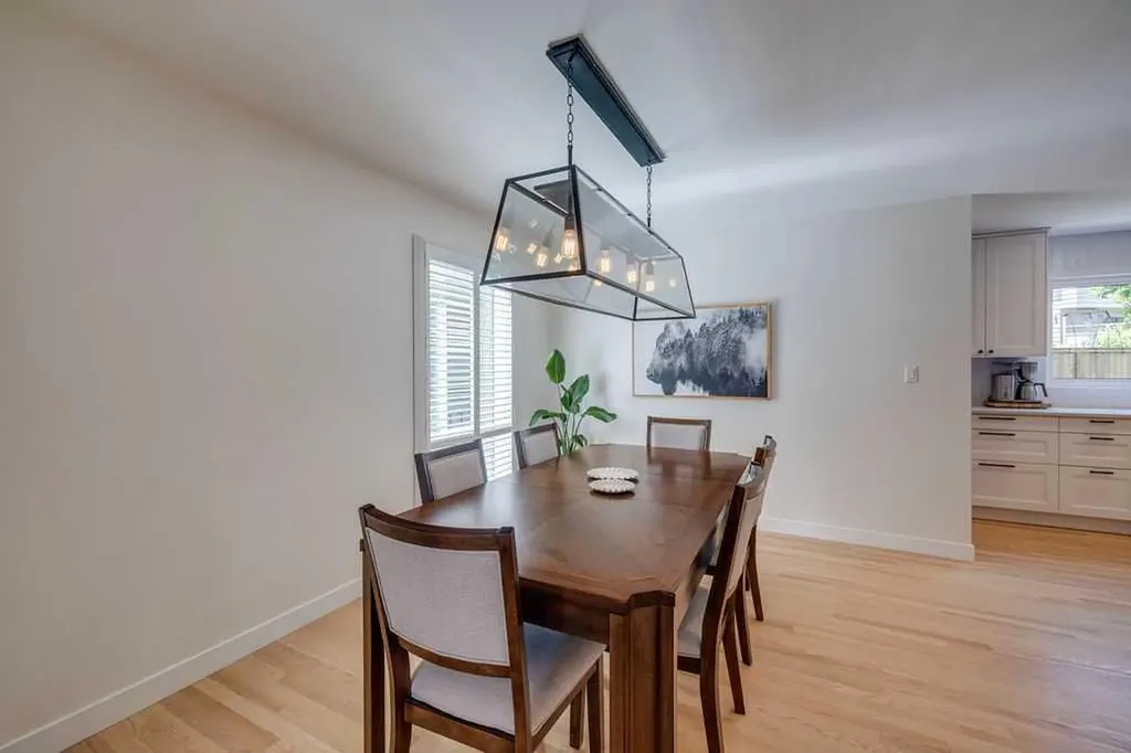 23 Woodgrove Crescent SW Calgary AB t2w3y9