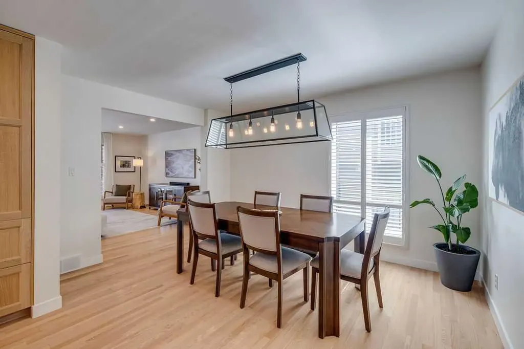 23 Woodgrove Crescent SW Calgary AB t2w3y9