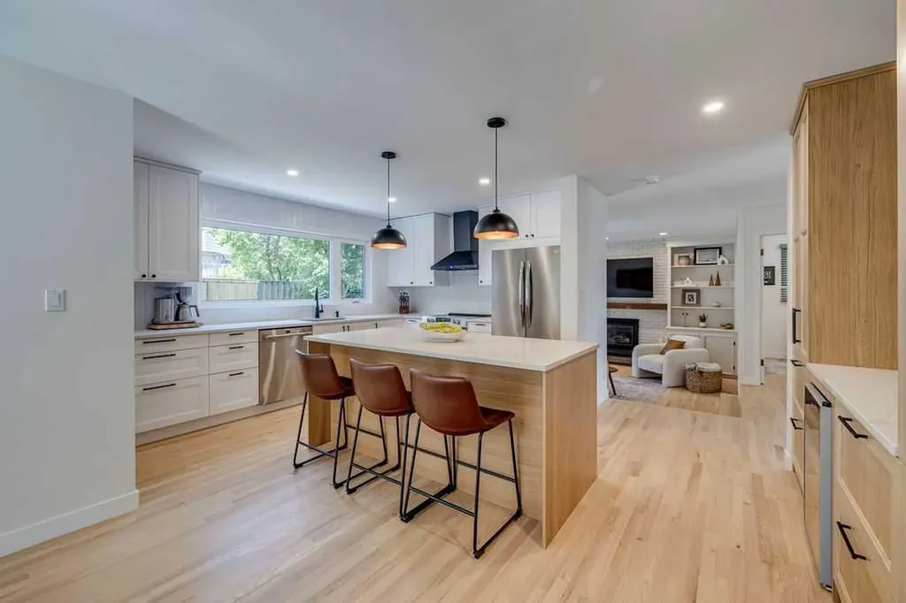 23 Woodgrove Crescent SW Calgary AB t2w3y9