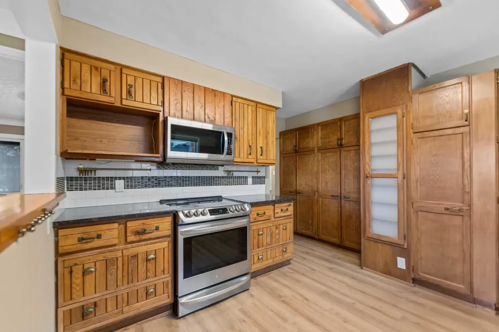 5923 Thorncliffe Drive NW Calgary AB T2K2Z9