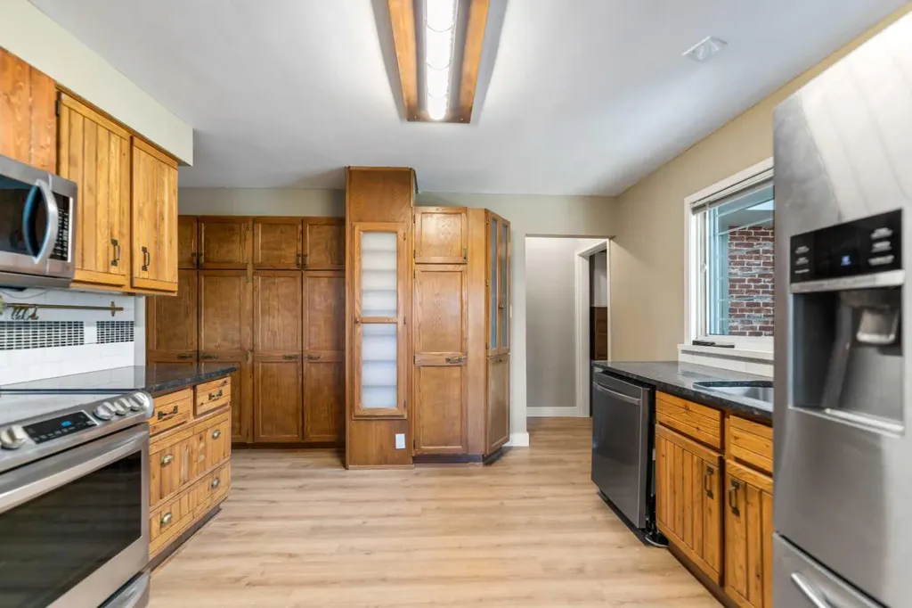 5923 Thorncliffe Drive NW Calgary AB T2K2Z9