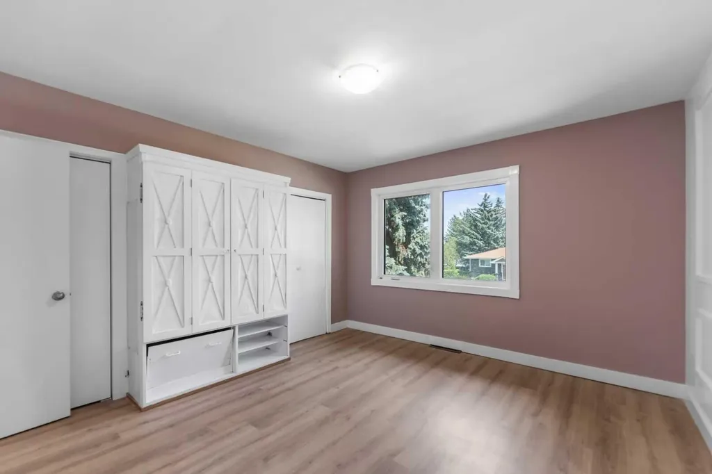 5923 Thorncliffe Drive NW Calgary AB T2K2Z9