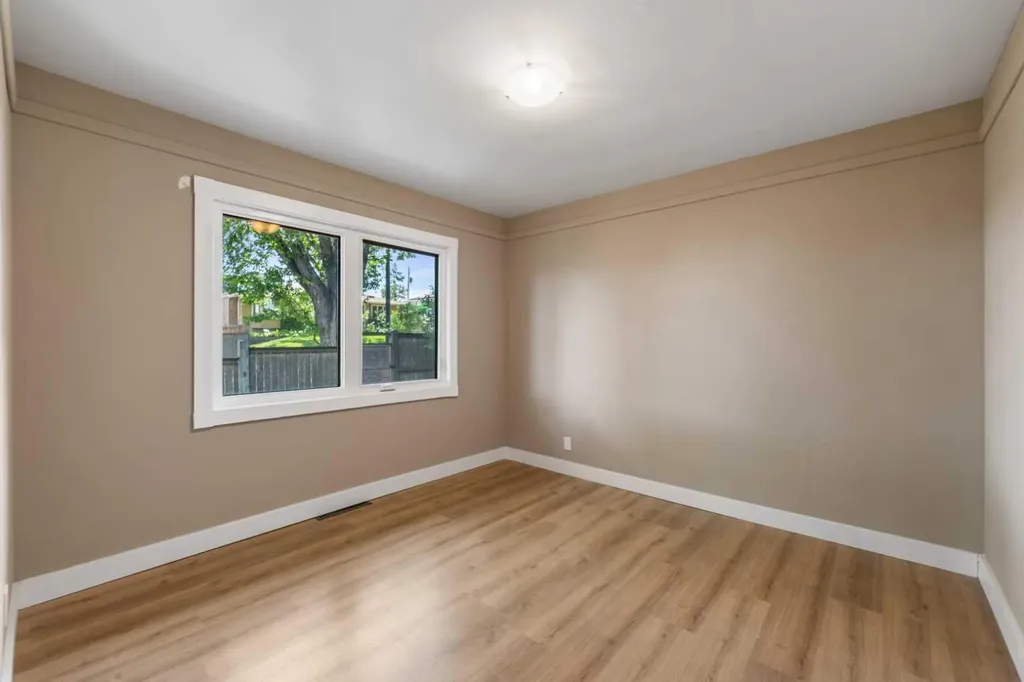 5923 Thorncliffe Drive NW Calgary AB T2K2Z9