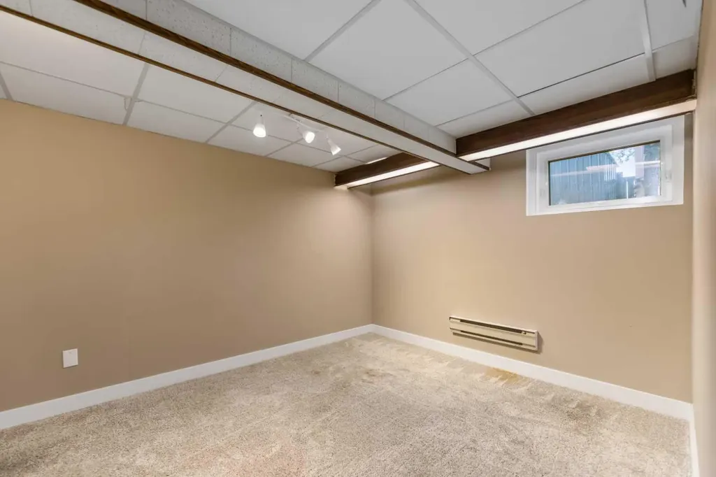 5923 Thorncliffe Drive NW Calgary AB T2K2Z9