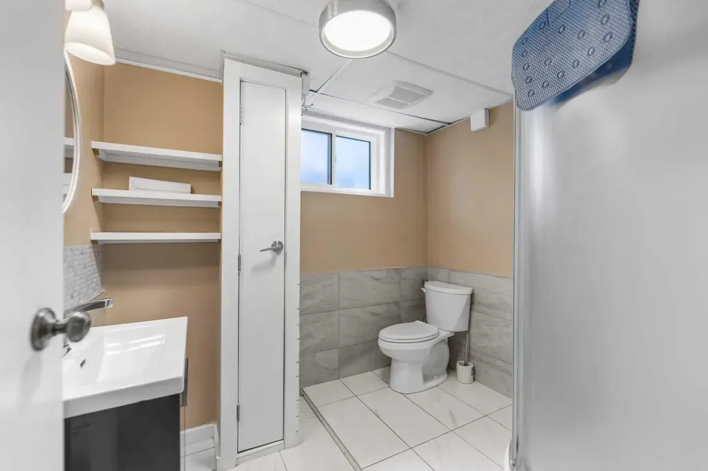 5923 Thorncliffe Drive NW Calgary AB T2K2Z9