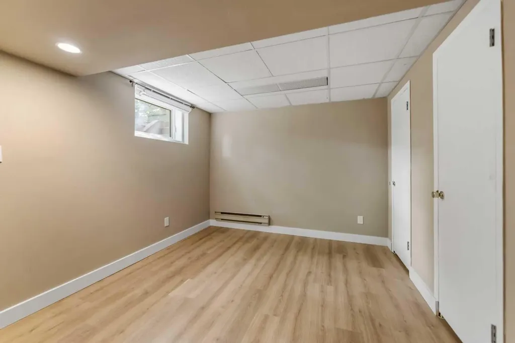 5923 Thorncliffe Drive NW Calgary AB T2K2Z9