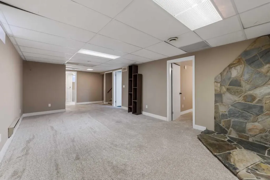 5923 Thorncliffe Drive NW Calgary AB T2K2Z9