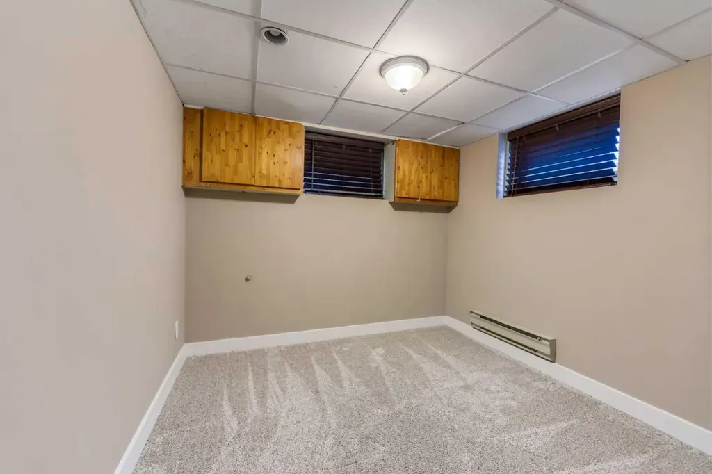 5923 Thorncliffe Drive NW Calgary AB T2K2Z9