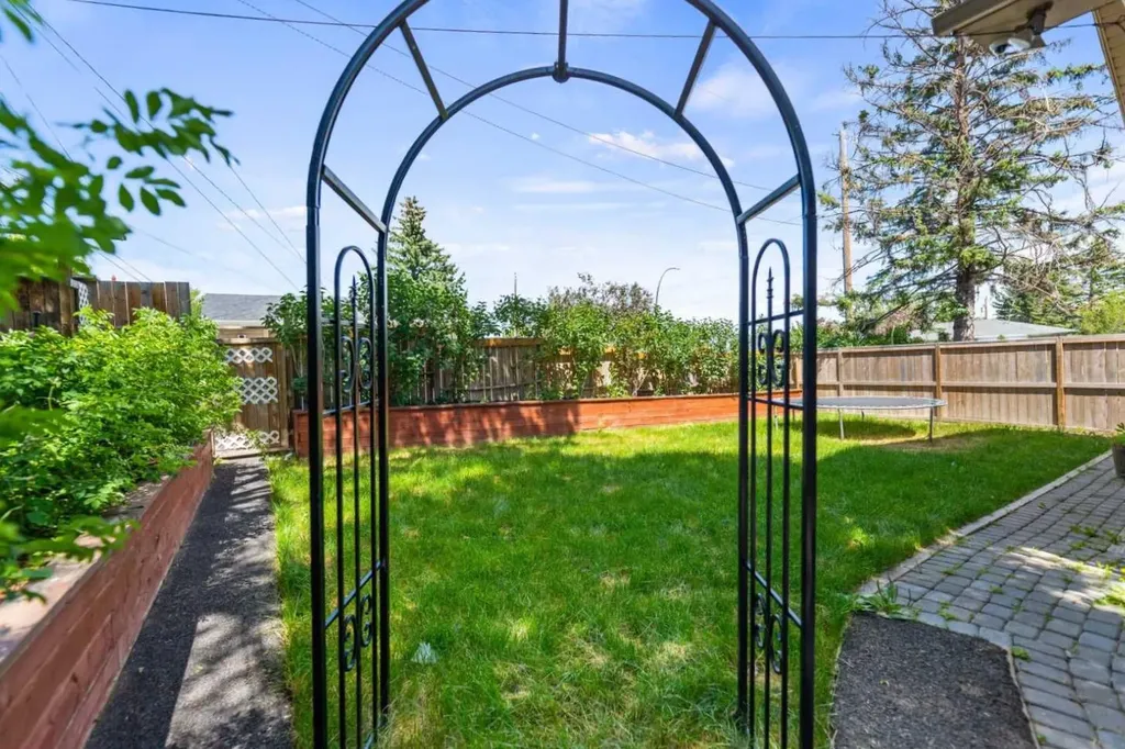 5923 Thorncliffe Drive NW Calgary AB T2K2Z9